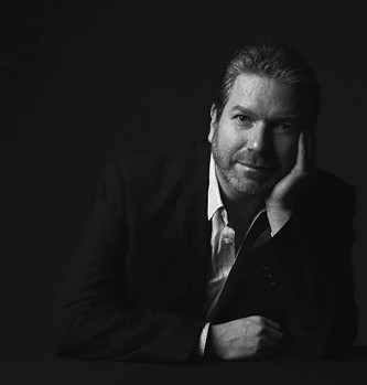 學(xué)者，現(xiàn)任美國加州大學(xué)洛杉磯分校（UCLA）教授兼中國研究中心主任。主要著作有《光影言語：當(dāng)代華語片導(dǎo)演訪談錄》《電影的口音：賈樟柯談賈樟柯》等。