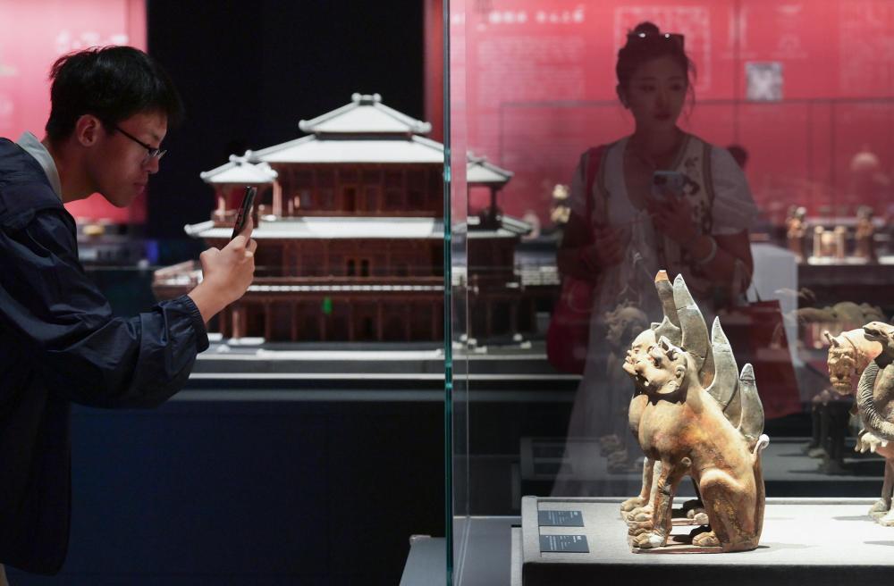 2023年9月15日，位于北京奧林匹克公園核心區(qū)的中國考古博物館正式面向公眾開放，觀眾在館內參觀珍貴文物。新華社記者 李賀 攝