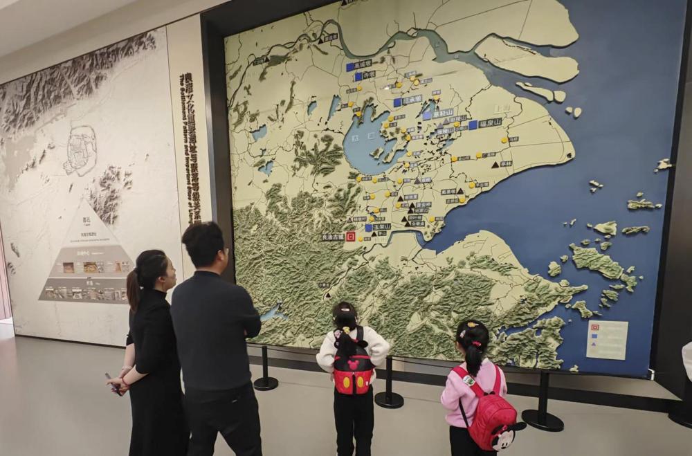 2024年1月14日，觀眾在浙江杭州良渚博物院參觀。新華社記者 馮源 攝