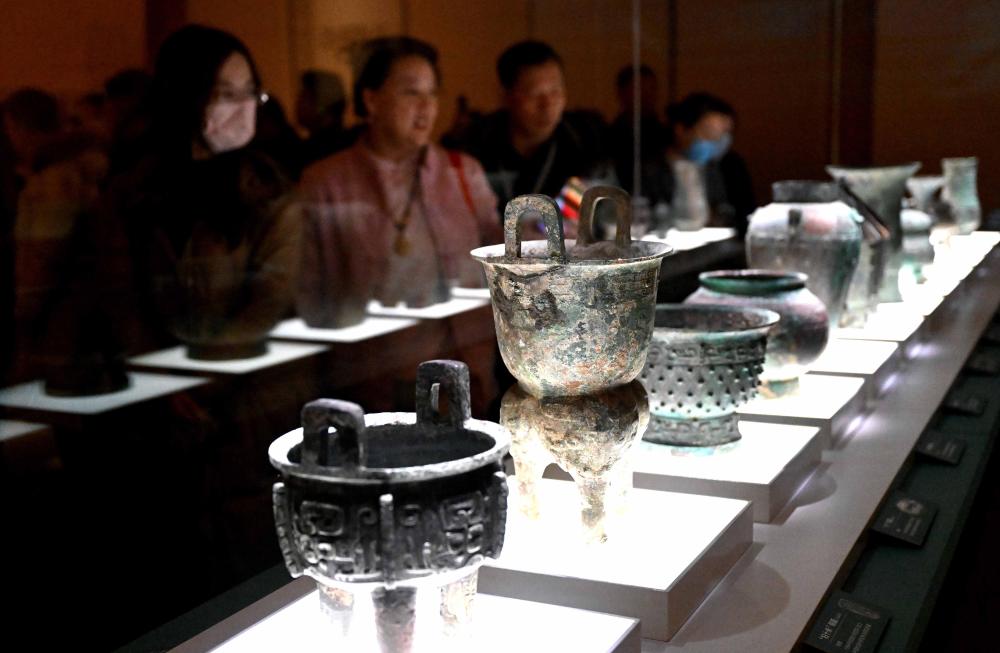 2024年2月26日，參觀者在河南安陽殷墟博物館新館內觀看展品。新華社記者 李安 攝