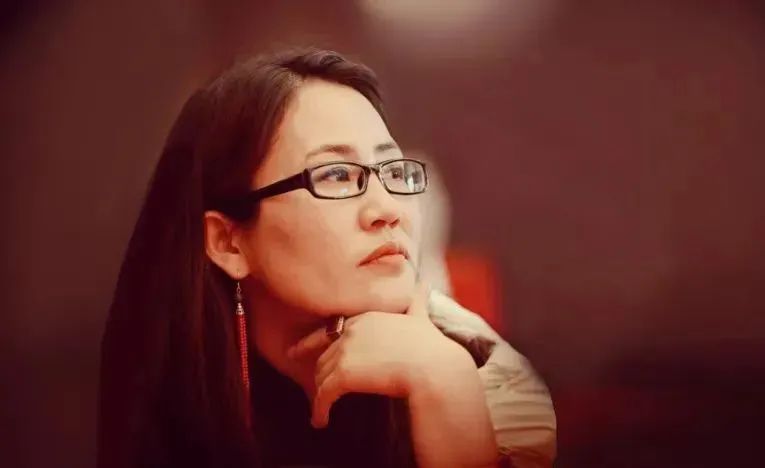 娜仁高娃，蒙古族，中國作家協(xié)會會員。著有短篇小說《醉陽》《熱戀中的巴岱》、長篇小說《影》等，其中小說集《七角羊》入選中國作家協(xié)會“中國少數(shù)民族文學之星叢書”。曾獲2018年《草原》文學獎、第十二屆內(nèi)蒙古自治區(qū)文學創(chuàng)作“索龍嘎”獎、2020年《民族文學》年度獎；中篇小說《裸露的山體》入選中國當代文學研究會年榜、中國小說學會2023年度中國好小說榜。