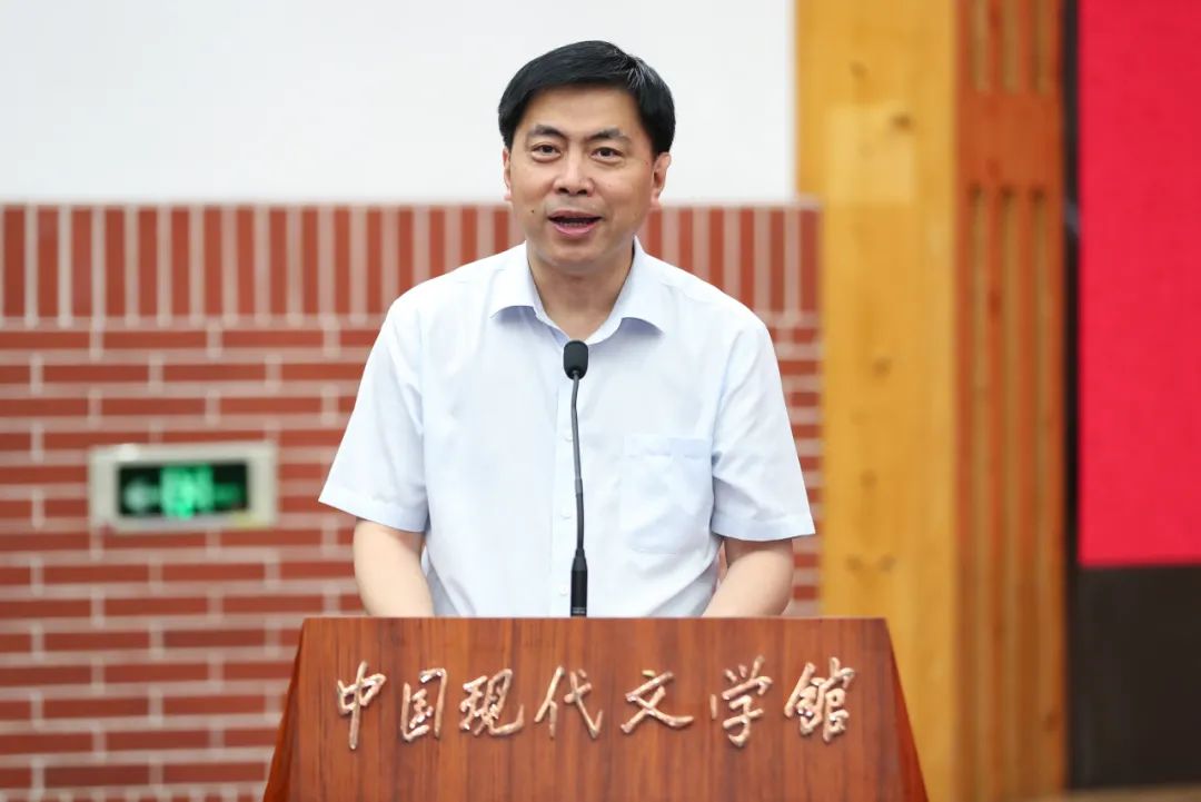 中國現(xiàn)代文學館常務(wù)副館長王軍主持頒獎儀式