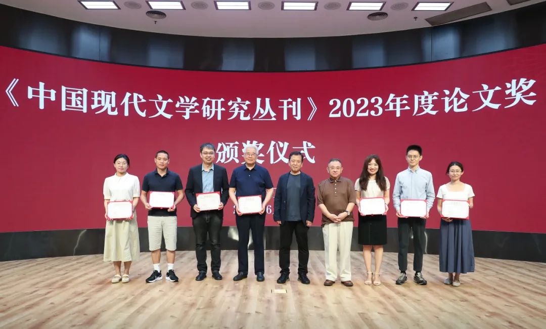 獲獎?wù)吲c頒獎嘉賓合影