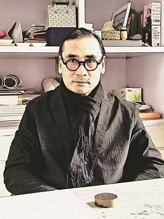 劉萬鳴 1989年畢業(yè)于天津美術學院，1995年就讀于中國藝術研究院美術學研究生課程班?，F(xiàn)任全國政協(xié)委員、民盟中央委員、中國美術家協(xié)會副主席、中國國家畫院院長。2012年獲中國青年藝術家提名獎，2014年入選國家百千萬人才工程授予“有突出貢獻中青年專家”稱號，中宣部2017年文化名家暨“四個一批”人才，中組部國家高層次人才特殊支持計劃領軍人才“萬人計劃”。中國畫作品曾入選全國美展、全國畫院展及省部級展覽，獲得金、銀、銅、優(yōu)秀等獎項十余次。積極參與國家主題性創(chuàng)作，作為第一作者完成《遣唐使》《西電東送、西氣東輸工程》《黃河擺渡人》《南水北調工程》等中國畫作品。《中國畫論》一書為普通高等學校藝術學科新形態(tài)重點規(guī)劃教材。曾在中國國家博物館等國家級展館舉辦個展，作品被中國美術館、中國國家博物館、中國藝術研究院等國家級單位收藏。