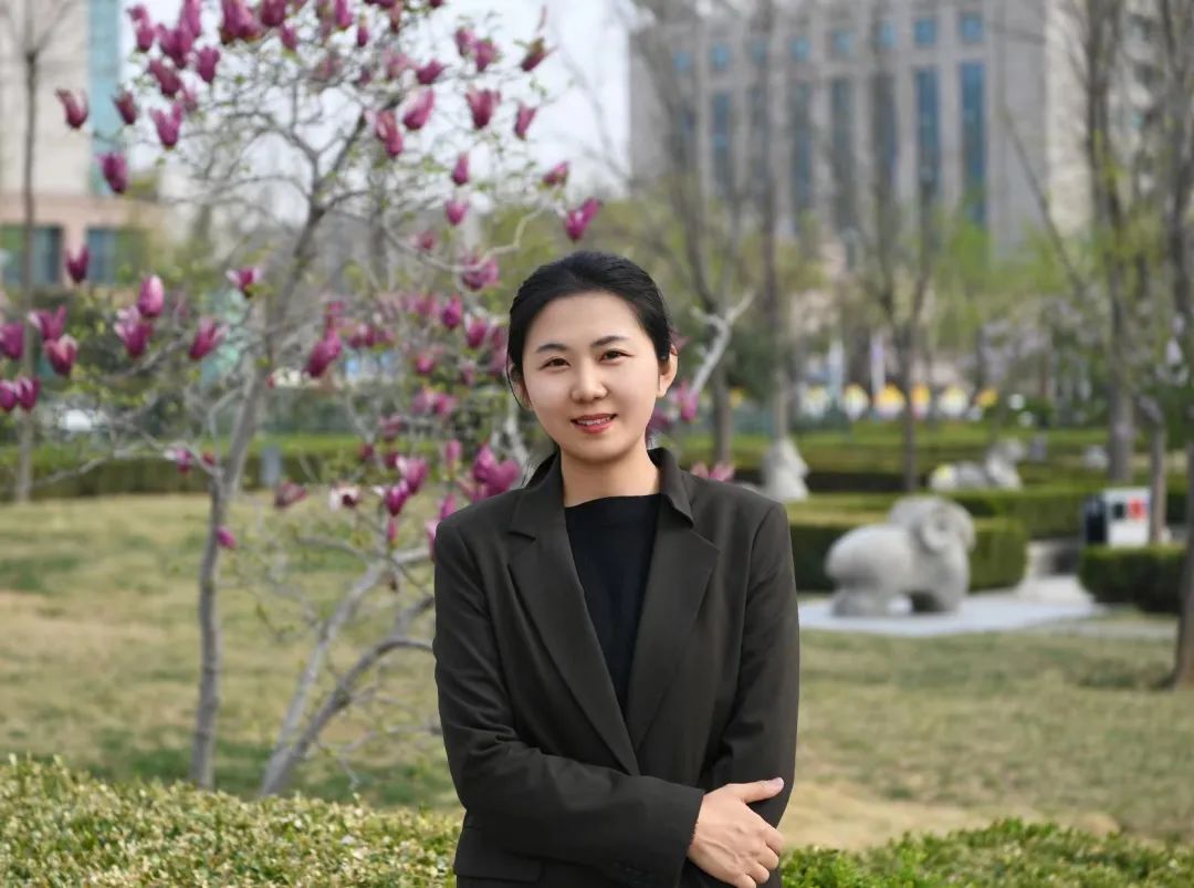 錢幸，山東泰安人，張煒工作室高級學(xué)員，法學(xué)碩士，北京師范大學(xué)與魯迅文學(xué)院聯(lián)辦文學(xué)創(chuàng)作專業(yè)研究生在讀。在《收獲》《江南》《芙蓉》《山東文學(xué)》《時代文學(xué)》等雜志發(fā)表小說八十余萬字，有小說被《小說月報》《中篇小說選刊》《新華文摘》等多次選載。中短篇小說集《冷靜期》入選2022年度“21世紀(jì)文學(xué)之星叢書”，曾獲“泰山文藝獎”“山東文學(xué)獎”等獎項。