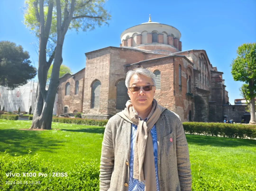 臧棣，1964 年生于北京?，F(xiàn)任教于北京大學(xué)中文系，北京大學(xué)中國詩歌研究院研究員。出版詩集《騎手和豆?jié){》《簡單的人類動作入門》等。曾獲中國當(dāng)代十大杰出青年詩人、中國十大先鋒詩人、中國十大新銳詩歌批評家、當(dāng)代十大新銳詩人等，并多次應(yīng)邀參加國際詩歌節(jié)。