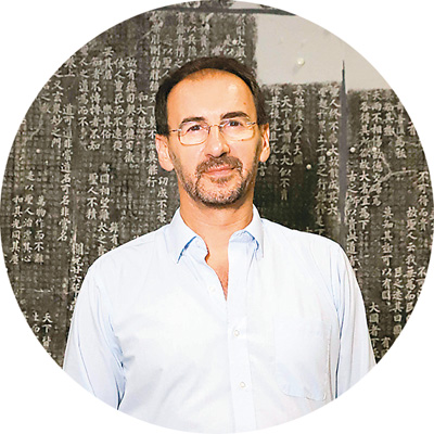 畢羅（Pietro De Laurentis），意大利漢學(xué)家，中國(guó)國(guó)家級(jí)人才項(xiàng)目入選者，廣州美術(shù)學(xué)院教授、博導(dǎo)，中外書寫文化與美術(shù)交流研究中心負(fù)責(zé)人，二王學(xué)研究中心專家委員會(huì)委員。多年來主要從事書法學(xué)、銘刻與寫本學(xué)、美術(shù)文獻(xiàn)研究與翻譯、中國(guó)古代詩(shī)歌等領(lǐng)域的研究。意大利文著作有《李白，其人其詩(shī)》《一觴一詠：〈蘭亭詩(shī)集〉研究》，英文專著有《孫過庭〈書譜〉綜合研究》《以書護(hù)法——〈集王圣教序〉研究》，中文專著有《尊右軍以翼圣教》，英文譯著有張?zhí)旃吨袊?guó)書法主要術(shù)語(yǔ)的釋讀和研究》。在《亞洲?？贰度A裔學(xué)志》《敦煌研究》《唐研究》《中國(guó)書法》《書法研究》等海內(nèi)外權(quán)威刊物發(fā)表論文50余篇。