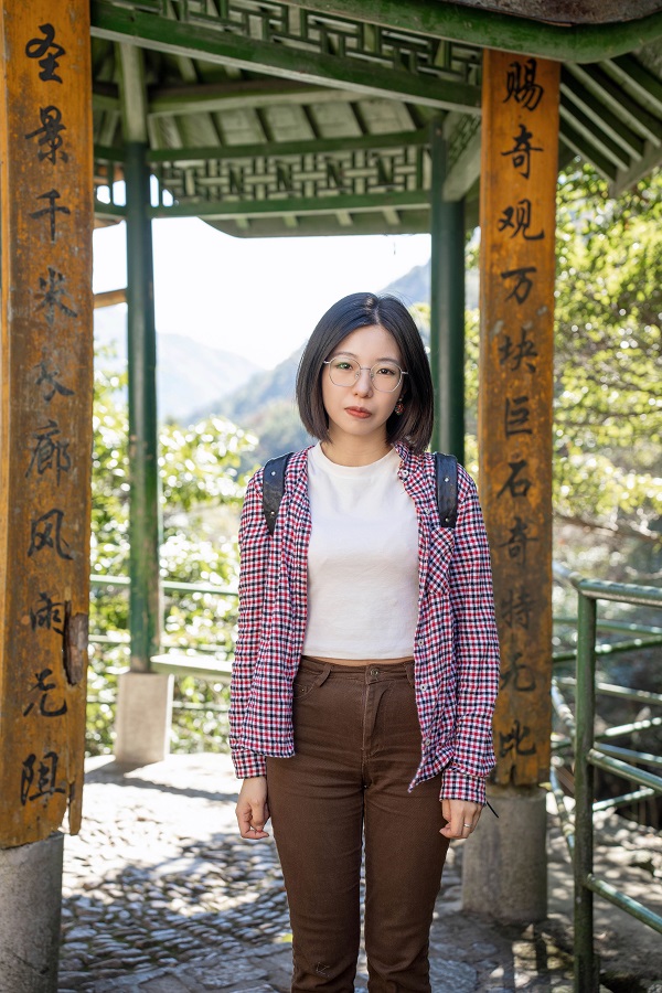 作家簡(jiǎn)介 李?yuàn)檴櫍P名三三，女，漢族，一九九一年出生，畢業(yè)于中國(guó)人民大學(xué)創(chuàng)造性寫作專業(yè)。作品發(fā)表于《人民文學(xué)》《收獲》等多家刊物，多有選載。曾獲2020年“鐘山之星”年度青年佳作獎(jiǎng)、2021年度青花郎?人民文學(xué)獎(jiǎng)新人獎(jiǎng)、第七屆郁達(dá)夫小說獎(jiǎng)短篇小說獎(jiǎng)、首屆《靜?安》文學(xué)獎(jiǎng)、紅棉文學(xué)獎(jiǎng)小說主獎(jiǎng)等獎(jiǎng)項(xiàng)，入選王蒙青年作家支持計(jì)劃?年度特選作家（2022—2023）等。著有短篇小說集《晚春》《山頂上是?！贰抖砹_斯套娃》《離魂記》等四部。