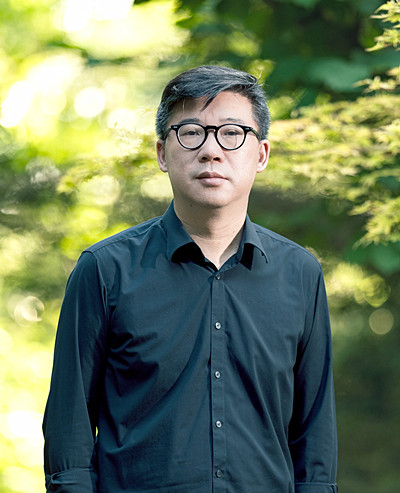 李修文，湖北省作家協(xié)會(huì)主席、武漢市文聯(lián)主席、武漢大學(xué)文學(xué)院教授，著有《猛虎下山》《詩(shī)來(lái)見我》《致江東父老》《山河袈裟》《滴淚痣》《捆綁上天堂》等