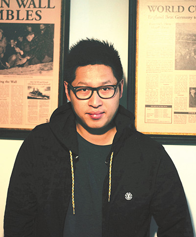 林東林，武漢文學(xué)院首屆簽約專業(yè)作家，著有《火腿》《出門》《燈光球場(chǎng)》《迎面而來(lái)》《三餐四季》《跟著詩(shī)人回家》等各類作品多部