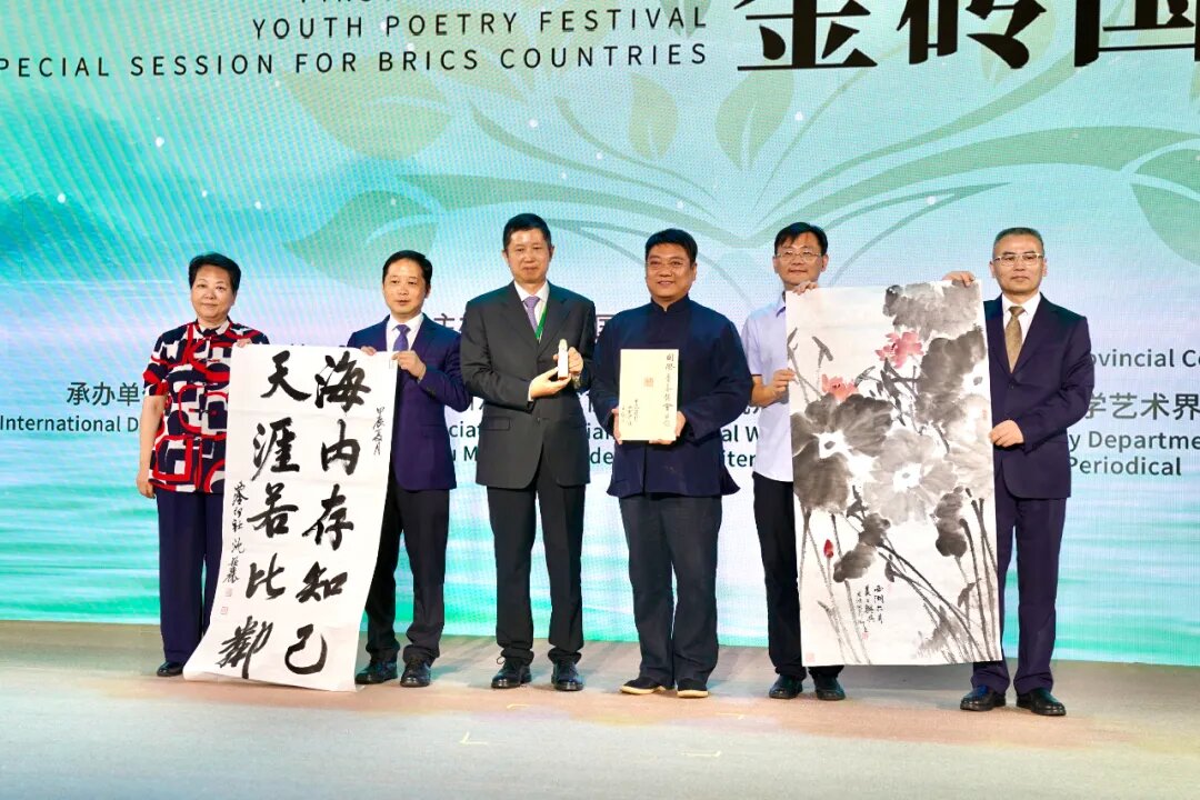藝術(shù)家王臻、沈穎麗、繆宏波將現(xiàn)場創(chuàng)作的篆刻及書畫作品贈予國際青春詩會組委會
