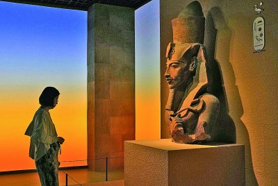 7月17日，預覽觀眾在“圖坦卡蒙的時代”展區(qū)參觀埃赫那吞半身像。新華社記者 劉穎攝