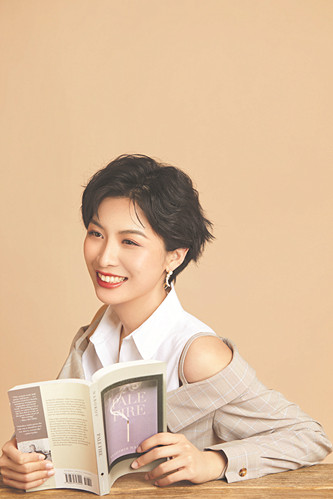 周婉京，一九九〇年生，北京人，哲學博士。曾獲山花文學雙年獎·新人獎、香港青年文學獎等獎項。出版有短篇小說集《取出瘋石》等作品，中長篇小說《造房子的人》為其最新作品