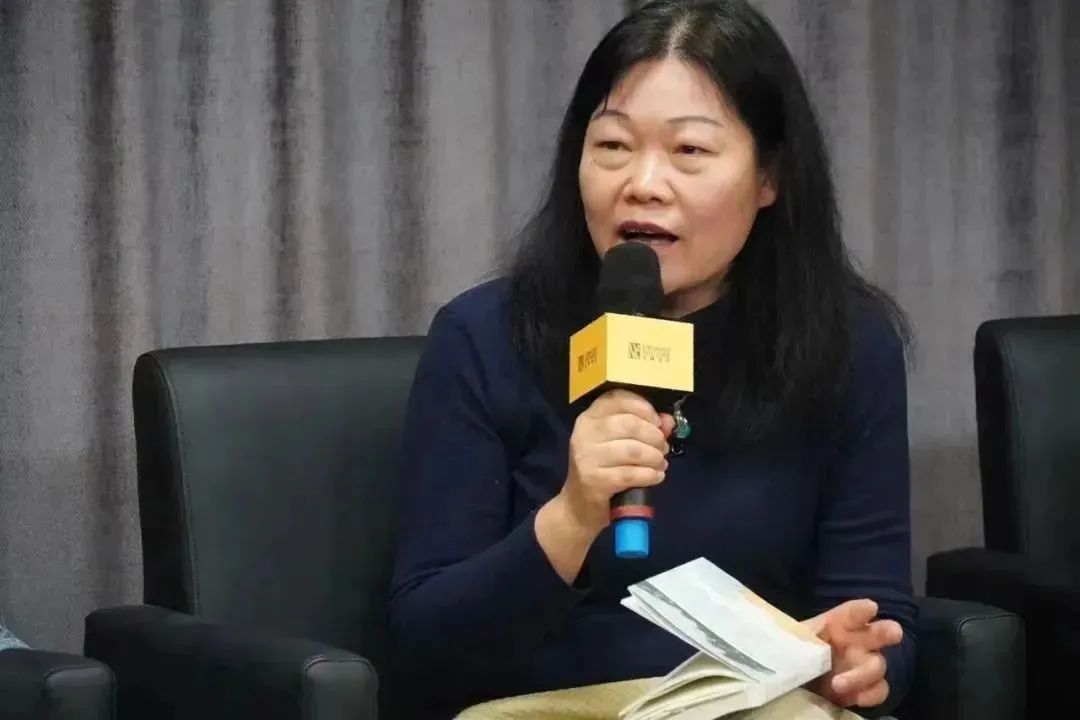 黃葒    南京大學(xué)外國(guó)語(yǔ)學(xué)院法語(yǔ)系教授，博士生導(dǎo)師，南京大學(xué)人文社會(huì)科學(xué)高級(jí)研究院兼職研究員，國(guó)際杜拉斯學(xué)會(huì)會(huì)員，中國(guó)法國(guó)文學(xué)研究會(huì)常務(wù)理事，中法語(yǔ)言文化比較研究會(huì)常務(wù)理事、江蘇省外文學(xué)會(huì)理事，江蘇省翻譯協(xié)會(huì)理事、南京翻譯家協(xié)會(huì)理事，南京作協(xié)理事。