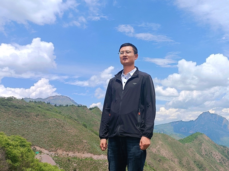 丁海龍，男，漢族，筆名古月星空，甘肅臨潭人。中華詩詞學會會員、甘肅省作家協(xié)會會員、甘肅省詩詞學會會員、甘肅省楹聯(lián)學會會員。作品見于《中華詩詞》《中華辭賦》《甘肅黨建》等刊。出版詩集《虛塵》《流水集》。