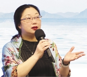 楊怡芬，浙江舟山人，魯迅文學(xué)院第13屆高研班學(xué)員。2002年開始寫作，在《人民文學(xué)》《十月》《花城》等發(fā)表小說百余萬字，出版中短篇小說集《披肩》、中篇小說集《追魚》、長篇小說《離觴》《海上繁花》等。