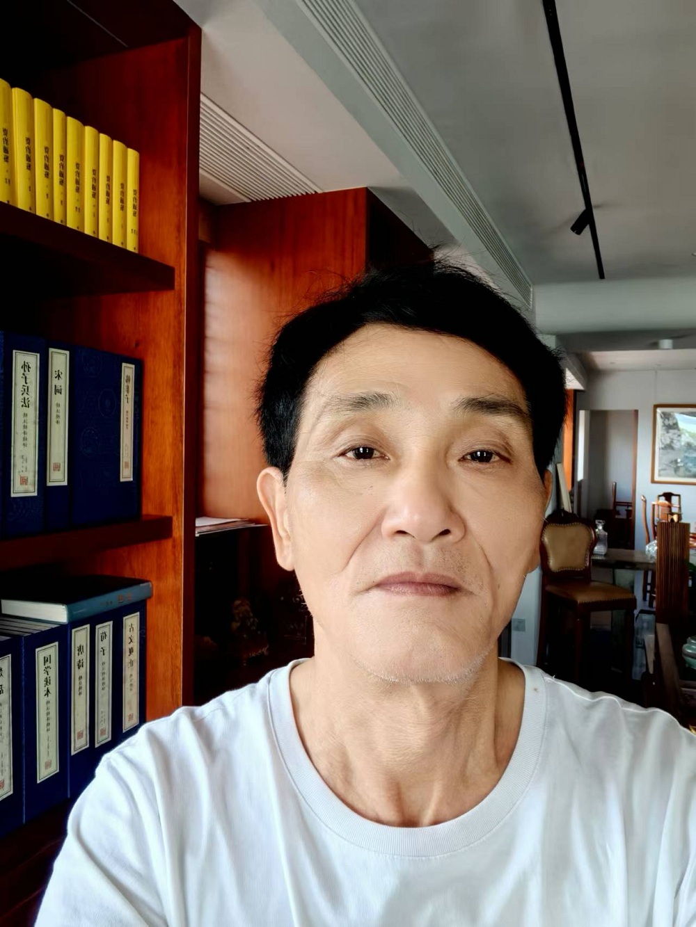 子塵，早年筆名野草，福建人，現(xiàn)居住廈門市，在一家私企上班。少年時(shí)開(kāi)始喜歡文學(xué)，一直熱愛(ài)，從不言放棄。早年有習(xí)作發(fā)表報(bào)刊，現(xiàn)大多作品發(fā)于網(wǎng)絡(luò)。