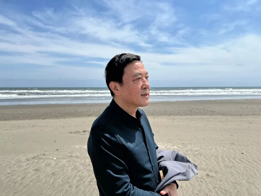 潘軍，著名作家、編?。?957年生，安徽懷寧人。1982年畢業(yè)于安徽大學中文系，主要作品有長篇小說《日暈》《風》《獨白與手勢》《死刑報告》以及《潘軍小說文本》（6卷）等，并譯介為多種文字，多次獲獎。另有話劇作品《地下》《斷橋》《合同婚姻》《霸王歌行》，獲第31屆“世界戲劇節(jié)”優(yōu)秀劇目獎。自編自導的電視劇有《五號特工組》《海浪行動》《驚天陰謀》《粉墨》《虎口拔牙》《分界線》等。