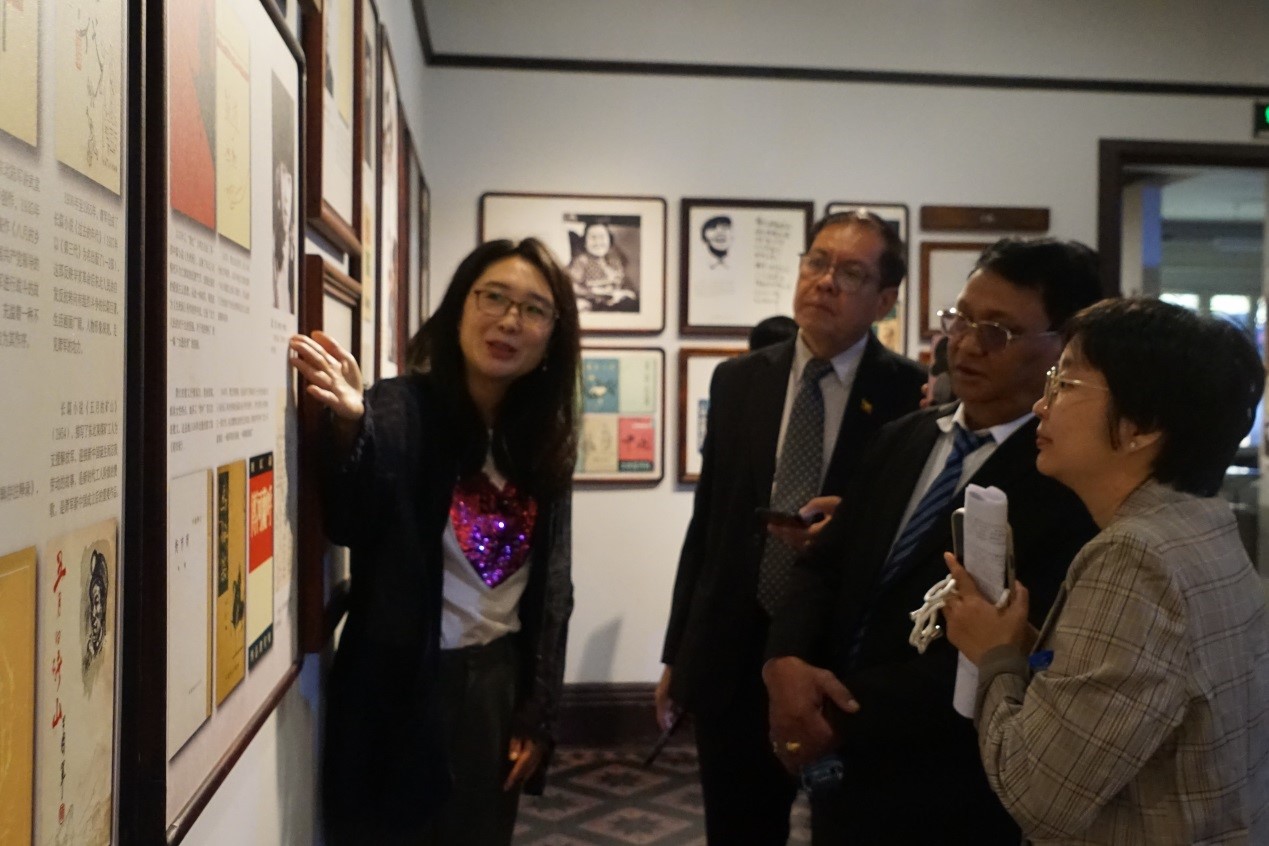 緬甸作家代表團參觀中國現(xiàn)代文學(xué)館