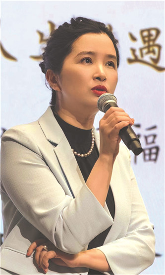 潘向黎，文學(xué)博士，上海作家協(xié)會(huì)副主席、專業(yè)作家。著有長(zhǎng)篇小說(shuō)《穿心蓮》，小說(shuō)集《白水青菜》《十年杯》《輕觸微溫》《上海愛(ài)情浮世繪》等，專題隨筆集《茶可道》《梅邊消息》《古典的春水》《人間紅樓》等，共三十多種。獲魯迅文學(xué)獎(jiǎng)短篇小說(shuō)獎(jiǎng)等