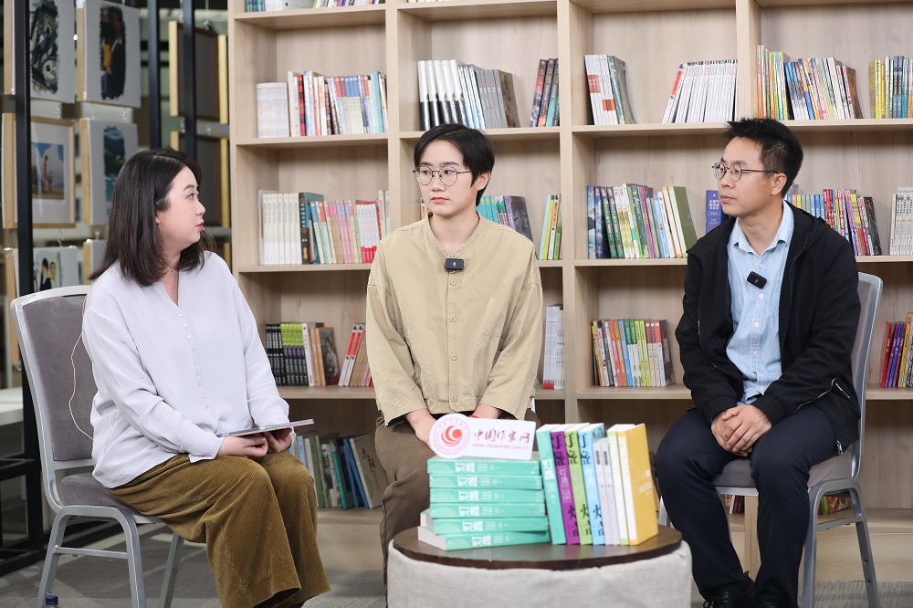 李嘯洋（右一）、康春華（右二）談素人寫(xiě)作