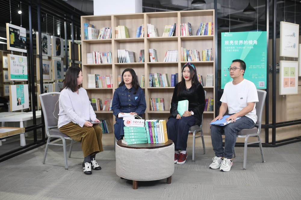 譚杰（右三）、楊碧薇（右二）、李英?。ㄓ乙唬┓窒怼稛舯K》