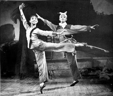 1965年，芭蕾舞劇《白毛女》演出劇照。上海芭蕾舞團供圖