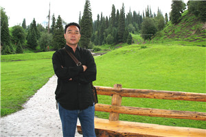 翻譯獎(jiǎng)：國(guó)家通用語(yǔ)言文字←→維吾爾文作者：艾布（東鄉(xiāng)族）         獲獎(jiǎng)感言我是一名東鄉(xiāng)族文學(xué)翻譯、詩(shī)人。從小我就學(xué)習(xí)維吾爾語(yǔ)，并用維吾爾文進(jìn)行文學(xué)創(chuàng)作。我從九十年代開始進(jìn)行文學(xué)翻譯工作，主要是把國(guó)家通用語(yǔ)言文字的文學(xué)作品翻譯成維吾爾文。在我三十多年的文學(xué)翻譯過程中，翻譯了幾百萬(wàn)字的小說(shuō)詩(shī)歌作品，對(duì)文學(xué)翻譯事業(yè)有了較深的理解和感悟……