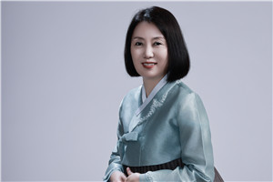 翻譯獎(jiǎng)：國(guó)家通用語(yǔ)言文字←→朝鮮文作者：鄭風(fēng)淑（朝鮮族）         獲獎(jiǎng)感言感謝致力于培養(yǎng)各民族作家翻譯家的《民族文學(xué)》雜志，一直以來(lái)給我們搭建各具特色的平臺(tái)，讓我們各民族兄弟姐妹在共有的中華文化家園中盡情地書寫生活、表達(dá)胸臆，實(shí)現(xiàn)自我價(jià)值。 朝鮮族著名作家許連順跳出原有的創(chuàng)作思維，以作家特有的胸懷和眼界感悟博大精深的中華文化，探索邊疆少數(shù)民族文學(xué)融入……