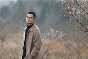 散文獎(jiǎng)：《綠皮火車》 作者： 羌人六（羌族）         獲獎(jiǎng)感言因?yàn)閷懽鳎覐墓适轮械膶そ鹫呱砩?，也能深切體會(huì)那種歷經(jīng)輾轉(zhuǎn)終于醍醐灌頂柳暗花明的心路歷程。2004年高中時(shí)期開始文學(xué)創(chuàng)作，大學(xué)畢業(yè)后回到家鄉(xiāng)生活工作，我才終于找到自己寫作的“源頭活水”，于是有了關(guān)于家鄉(xiāng)龍門山斷裂帶的書寫，于是有了散文集《綠皮火車》。川西北龍門山斷裂帶，鄉(xiāng)親父老的名字與臉孔……