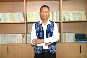 散文獎(jiǎng)：《洱海筆記》 作者： 北雁（白族）         獲獎(jiǎng)感言我慶幸自己出生在洱海之源。從我們村子后方山脈上發(fā)源的大小溪流河溝，以及離我們村子不遠(yuǎn)的茈碧湖、草海、綠蔭塘、鵝墩塘，還有從我們壩子里流過的彌茨河、鳳羽河、彌苴河、海尾河、永安江、羅時(shí)江，甚至包括從天空降落的雨水和羅坪山頂融化的雪水，它們的流向都是群山之外波瀾壯闊的洱?！?/></a></dt>
      <dd><a href=