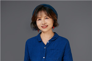 詩(shī)歌獎(jiǎng)：《落下來(lái)》  作者：黃芳（壯族）         獲獎(jiǎng)感言我一直覺得自己是在夢(mèng)想與生存中擁有平衡術(shù)的幸運(yùn)兒。我父親是一個(gè)民間壯劇的寫作者，他一輩子寫了60多本劇本，都是用我們的土壯話來(lái)寫的。小時(shí)候，我喜歡坐在父親身邊，看他飛快地寫字。也許在我還沒有文字意識(shí)的時(shí)候，文字的種子早已種下。工作后，無(wú)論是曾經(jīng)從事的記者、圖書編輯，還是現(xiàn)在的教師……