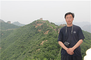 報(bào)告文學(xué)獎(jiǎng)：《靜靜的鴨綠江》 作者：周建新（滿族）         獲獎(jiǎng)感言獎(jiǎng)是授予我的，更是授予英烈們的，只不過我獲得了機(jī)會(huì)。每一次采訪，講述者都能讓我身臨其境，感受孫景坤老英雄高尚的一生。我沒有理由不蘸血為墨，書寫英雄，書寫“七一”勛章獲得者、深藏功名七十載的老英雄孫景坤。