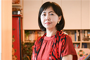 長(zhǎng)篇小說(shuō)獎(jiǎng)：《阿娜河畔》作者：阿舍（維吾爾族）         獲獎(jiǎng)感言寫作中，如何對(duì)歷史與文學(xué)、時(shí)代與個(gè)體、整體與局部進(jìn)行推敲會(huì)通，如何在經(jīng)驗(yàn)與想象、時(shí)間與空間上展開不同于以往的觀照、思考和嘗試，其間的每一項(xiàng)，于我都是新的挑戰(zhàn)。因此，《阿娜河畔》的創(chuàng)作，自始至終都是一次奮力打開自我，努力超越自我的文學(xué)實(shí)踐。