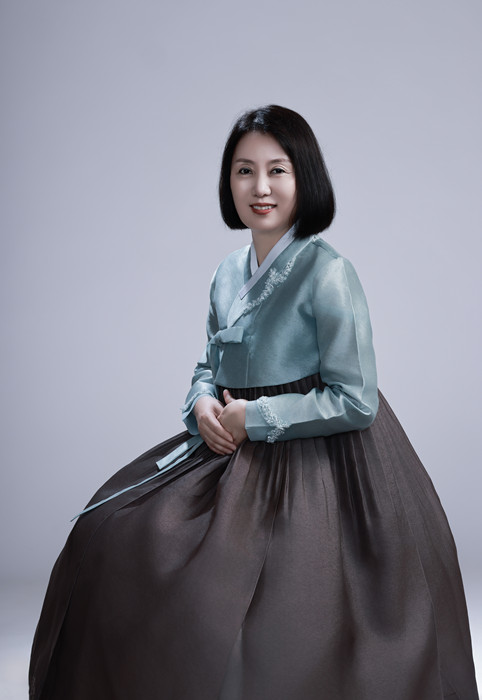 鄭風(fēng)淑，朝鮮族，1969年生。吉林省延邊朝鮮族自治州人大常委會(huì)副秘書(shū)長(zhǎng)。出版報(bào)告文學(xué)《金達(dá)萊映紅山崗》，翻譯出版長(zhǎng)篇小說(shuō)《南大川》、配圖詩(shī)歌集《中國(guó)朝鮮族民俗圖》等。曾獲《民族文學(xué)》獎(jiǎng)翻譯獎(jiǎng)。