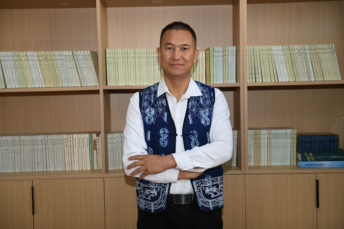 北雁，本名王燦鑫，白族，1982年生，云南洱源人。云南省大理州教育體育局高級(jí)教師。出版長(zhǎng)篇小說(shuō)《趕在太陽(yáng)落山以前》等。曾獲云南文學(xué)藝術(shù)獎(jiǎng)。