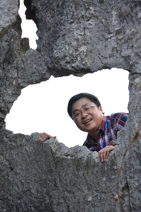 牧之，本名韋光榜，布依族，1963年生，貴州貞豐人?！度f(wàn)峰湖》雜志執(zhí)行主編。著有《魂系高原》《紙上人間》等。曾獲中國(guó)人口文化獎(jiǎng)、貴州民族文學(xué)金貴獎(jiǎng)等。