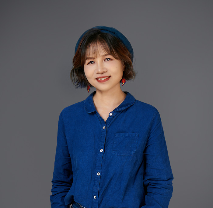 黃芳，壯族，1974年生，廣西貴港人。出版詩集《風一直在吹》《仿佛疼痛》《聽她說》等。