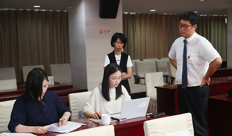 7月31日，工作人員在紀(jì)律監(jiān)察組和公證員的監(jiān)督下統(tǒng)計(jì)選票