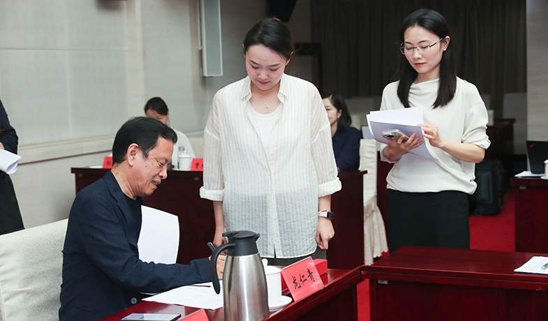 7月31日，評(píng)獎(jiǎng)委員會(huì)主任李敬澤檢查選票統(tǒng)計(jì)情況并簽字