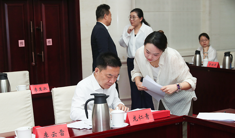 7月31日，紀(jì)律監(jiān)察組組長(zhǎng)胡邦勝檢查選票統(tǒng)計(jì)情況并簽字