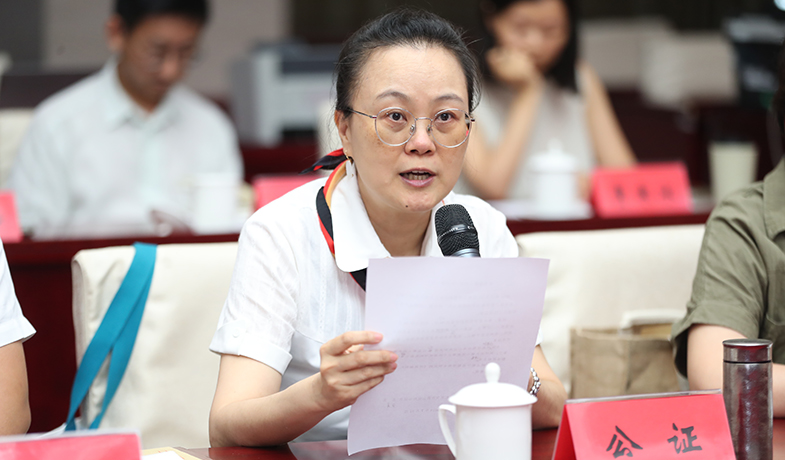 7月31日，公證員宣讀公證詞