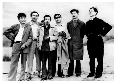 路遙（左四）與賈平凹（左三）、陳忠實（右一）等人合影，三人被稱為陜西文學(xué)界的“三駕馬車”。資料圖片