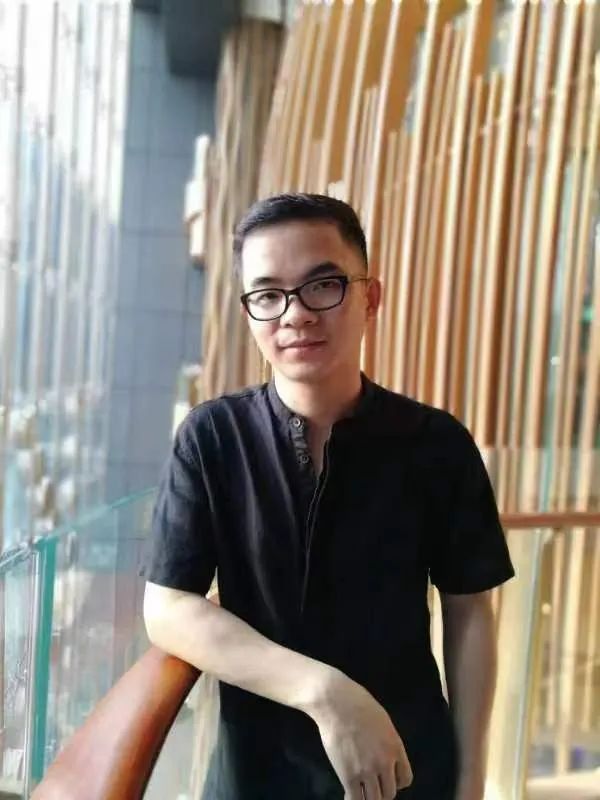 唐詩(shī)人，中國(guó)作家協(xié)會(huì)會(huì)員，廣州市文藝評(píng)論家協(xié)會(huì)理事、暨南大學(xué)文學(xué)院副教授