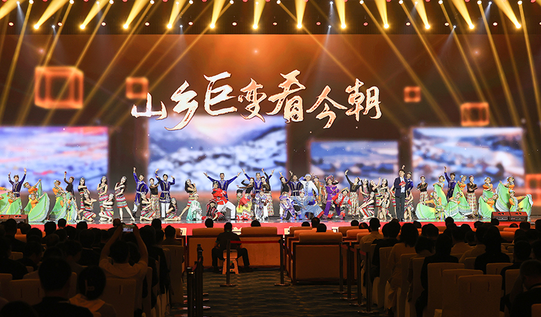 11月16日，在“2024中國(guó)文學(xué)盛典·駿馬獎(jiǎng)之夜”上的文藝表演：情景舞蹈《山鄉(xiāng)巨變看今朝》