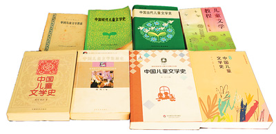 　蔣風(fēng)編著的部分作品。  　?。ū疚呐鋱D由作者提供）