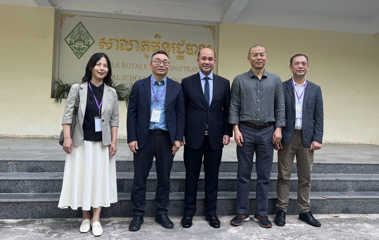 柬埔寨副首相洪瑪尼會見中國作家代表團（左起：付秀瑩、東西、洪瑪尼、畢飛宇、李約熱）