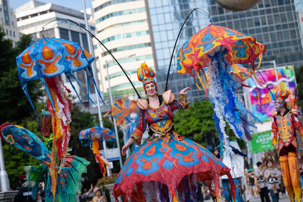 3月24日，人們參加“2024澳門(mén)國(guó)際幻彩大巡游”。新華社發(fā)（張金加攝）