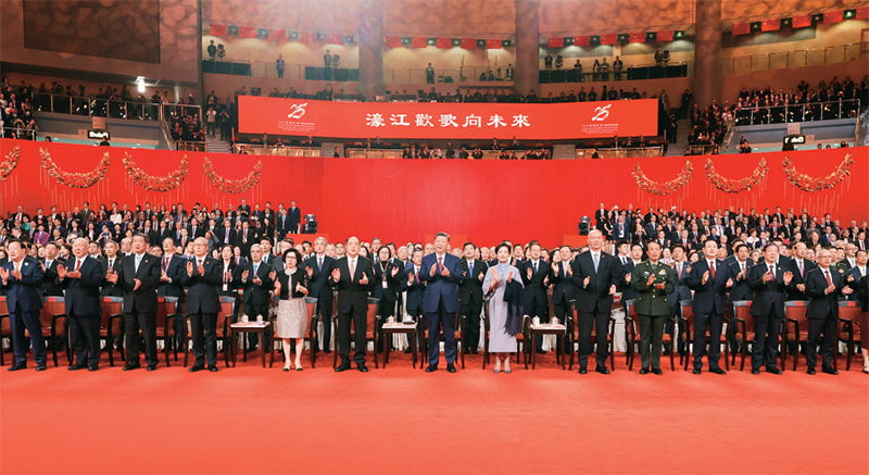 2024年12月19日晚，慶祝澳門(mén)回歸祖國(guó)25周年文藝晚會(huì)在澳門(mén)東亞運(yùn)動(dòng)會(huì)體育館舉行。中共中央總書(shū)記、國(guó)家主席、中央軍委主席習(xí)近平觀看演出。晚會(huì)最后，習(xí)近平同全場(chǎng)觀眾一起高唱《歌唱祖國(guó)》。 新華社記者 丁林/攝
