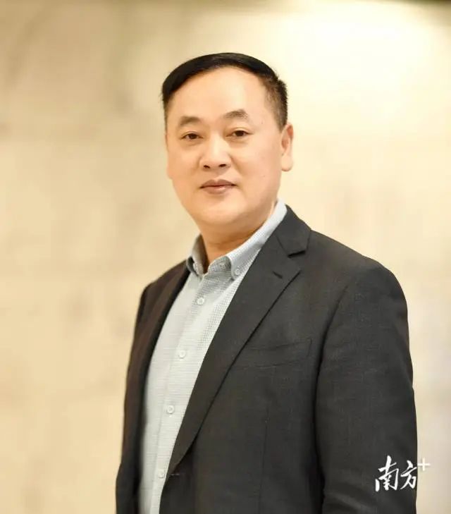 謝有順，男，漢族，1972年7月生，福建長汀人。先后畢業(yè)于福建師大和復(fù)旦大學(xué)中文系，獲文學(xué)博士學(xué)位。曾任廣東省作家協(xié)會創(chuàng)作研究部副主任、一級作家，2006年起任中山大學(xué)中文系教授、博士生導(dǎo)師。  先后入選中宣部文化名家暨“四個一批”人才、國務(wù)院特殊津貼專家、教育部“長江學(xué)者”特聘教授等。兼任中國作家協(xié)會文學(xué)理論批評委員會副主任、中國小說學(xué)會副會長。  主要從事中國當代文學(xué)和文化研究。在《文學(xué)評論》等刊發(fā)表學(xué)術(shù)論文三百多篇，其中十幾篇論文被《新華文摘》全文轉(zhuǎn)載。著有《成為小說家》《散文中的心事》《文學(xué)的深意》等著作二十幾部，主編《中國當代作家論》等叢書多套。主持多個國家社科基金項目。曾獲馮牧文學(xué)獎、中國文聯(lián)“啄木鳥杯”優(yōu)秀論著獎、莊重文文學(xué)獎等多個獎項。